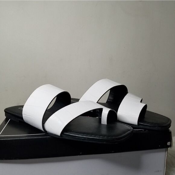 Quipid sandals black and white size 7 - Picture 2 of 5